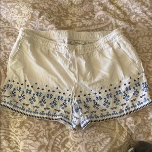Vineyard Vines patterned linen shorts, great shape